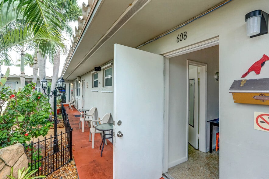 More Photos Of 1743 Wiley St, Hollywood Hotel For Sale