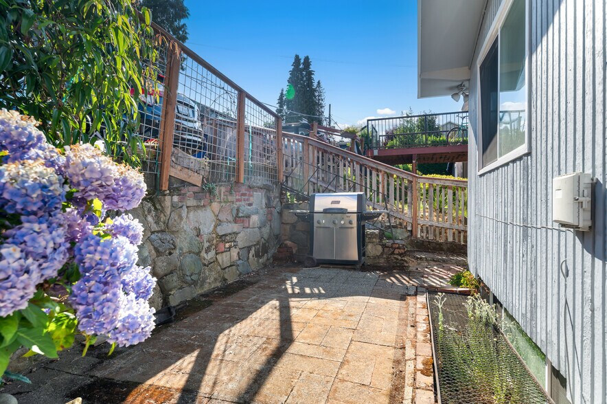 More Photos Of 633 W Emerson St, Seattle Multifamily For Sale