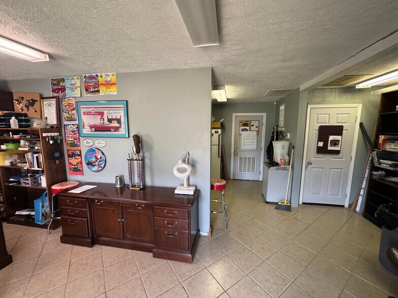 More Photos Of 818 Morton Ave, Bardstown Manufacturing For Sale