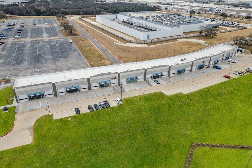 More Photos Of 550 W Round Grove Rd, Lewisville Showroom For Lease