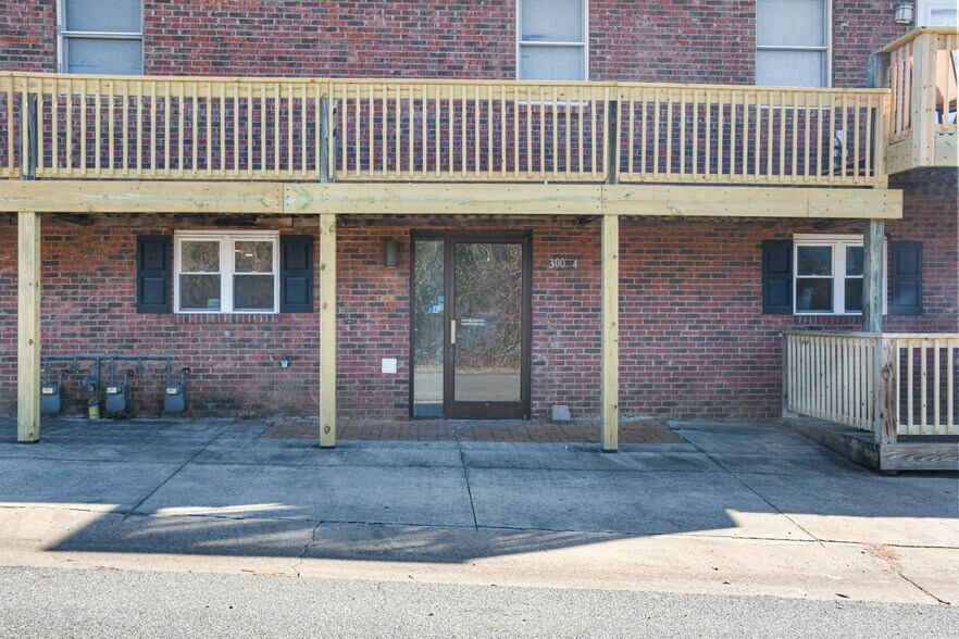 More Photos Of 300 E Gold St, Kings Mountain Office For Lease