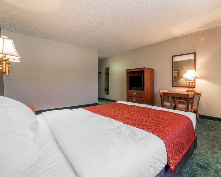 More Photos Of 1225 S State St, Salina Hotel For Sale