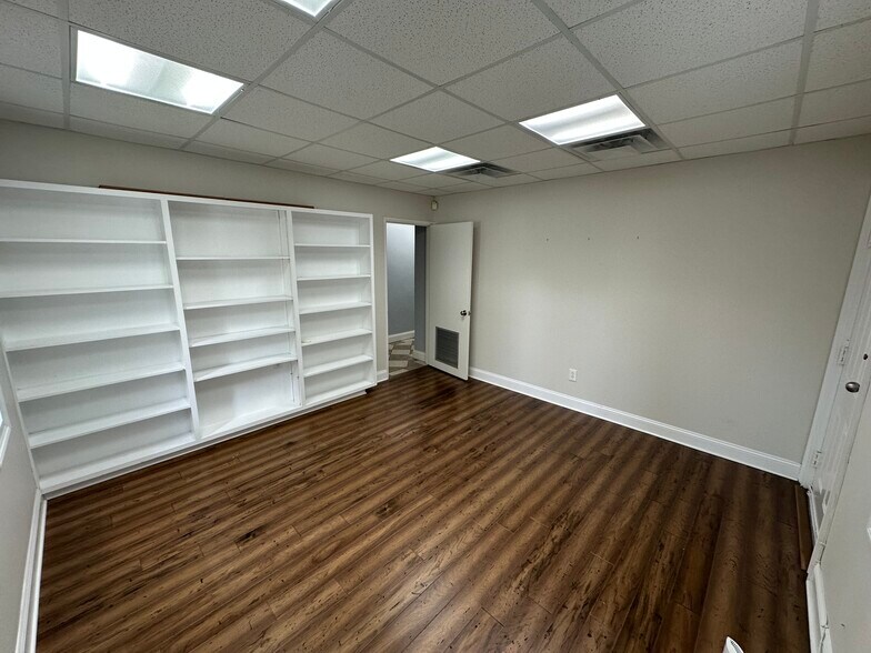More Photos Of 6100 N Nebraska Ave, Tampa Office For Lease