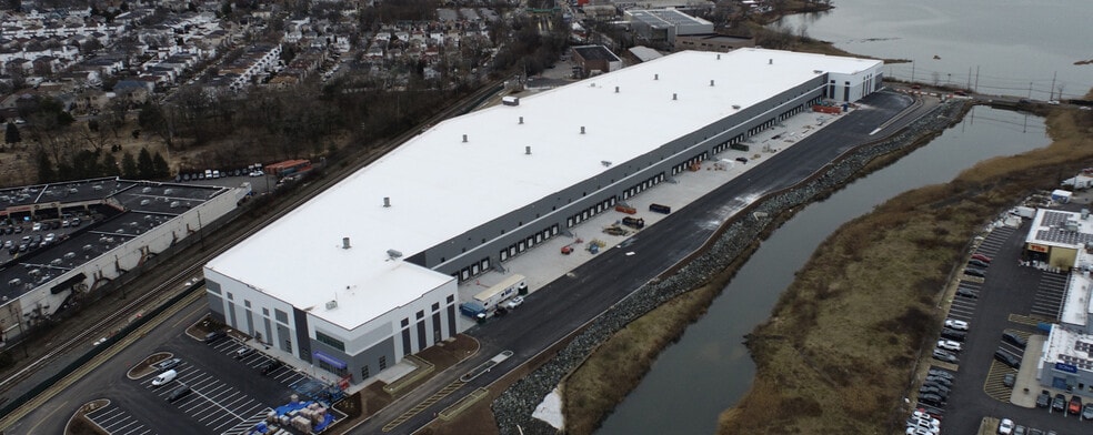 More Photos Of 1 Nassau Pl, Staten Island Warehouse For Lease