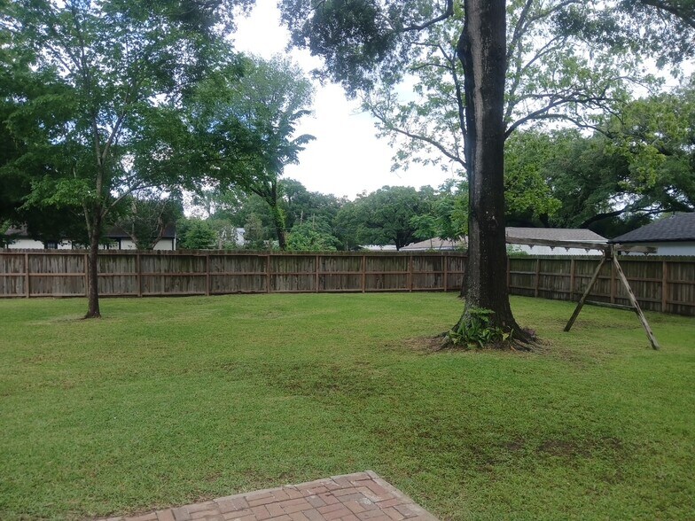 More Photos Of 1506 Avenue D, Katy Office For Sale