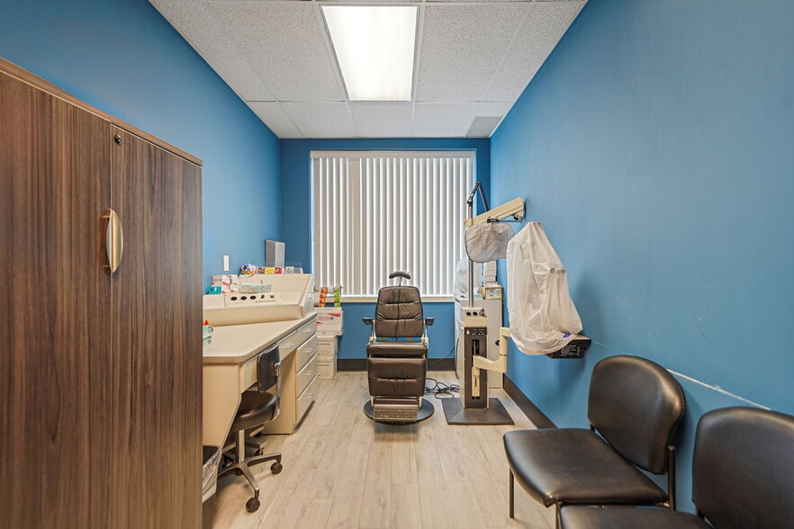 More Photos Of 180 E Main St, Bay Shore Medical For Sale