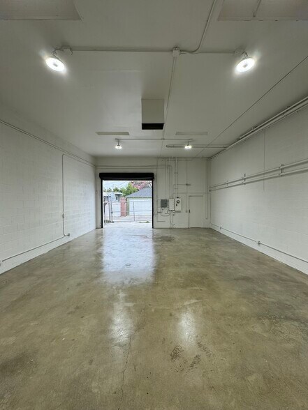 More Photos Of 10432 Burbank Blvd, North Hollywood Storefront For Lease