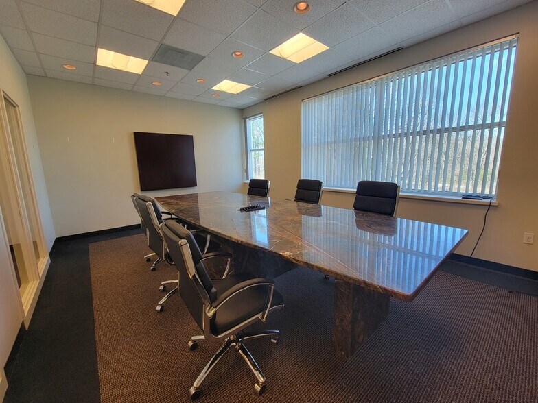 More Photos Of 302 Weymouth St, Rockland Office For Lease