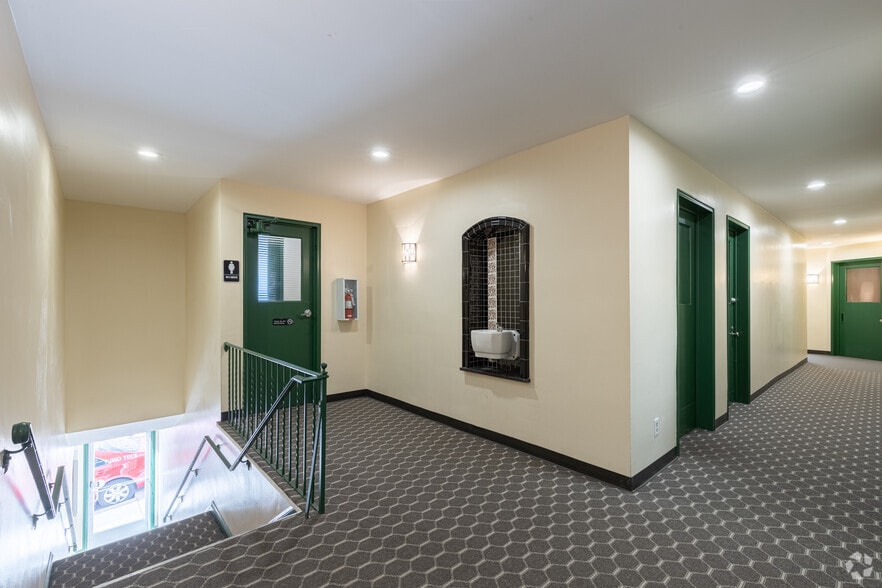 More Photos Of 7364-7390 Reading Rd, Cincinnati Storefront Retail Office For Lease