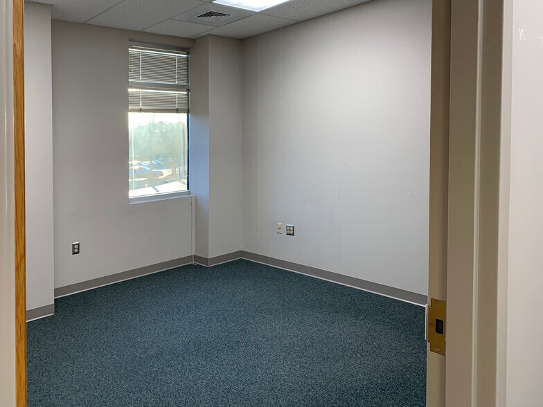 More Photos Of 17300 Chenal Pky, Little Rock Office For Lease