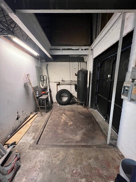 More Photos Of 622 W Texas Ave, Baytown Storefront Retail Office For Lease