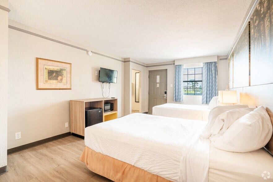 More Photos Of 2600 Ruth St, Sulphur Hotel For Sale