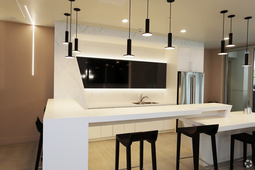 More Photos Of 424 W Pico Blvd, Los Angeles Apartments For Lease