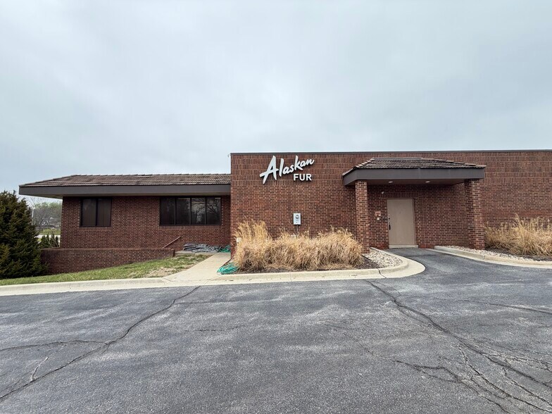 More Photos Of 9029 Metcalf Ave, Overland Park Freestanding For Sale