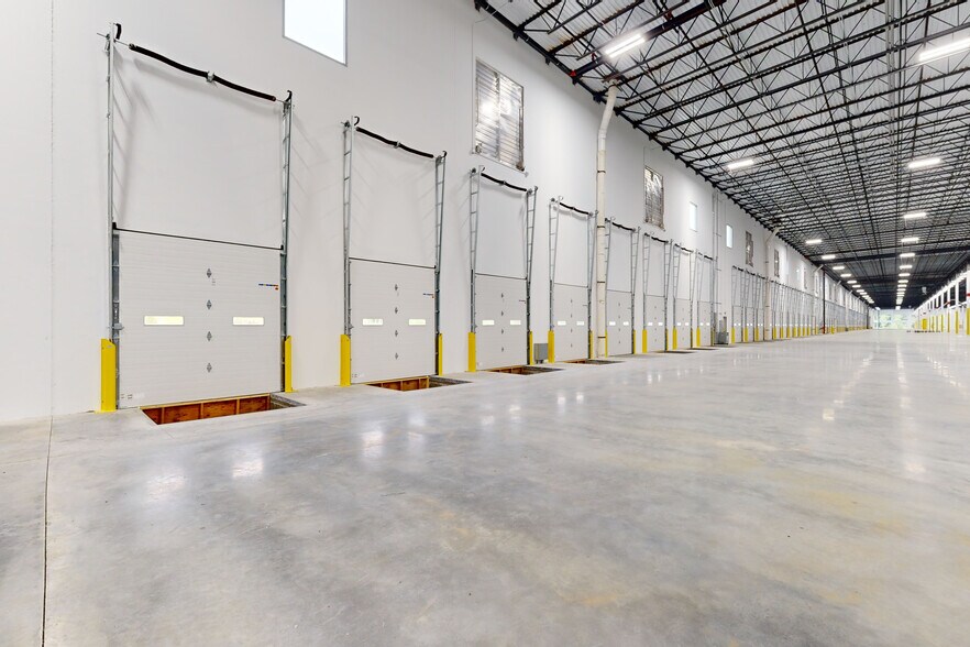 More Photos Of 7995 Bowen Road, Palmetto Distribution For Lease