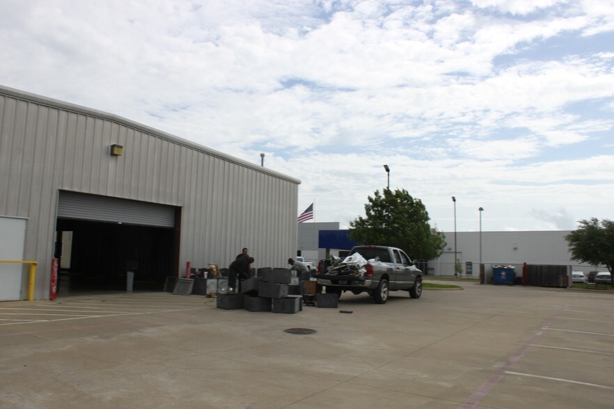 More Photos Of 39490 Lyndon B Johnson Fwy, Dallas Auto Dealership For Lease