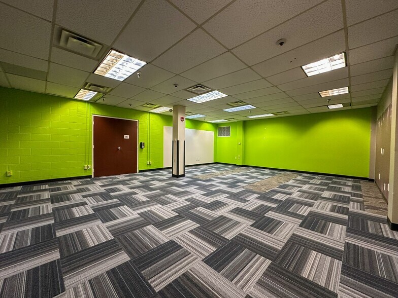 More Photos Of 806 Willowcreek Dr, Jacksonville Warehouse For Lease