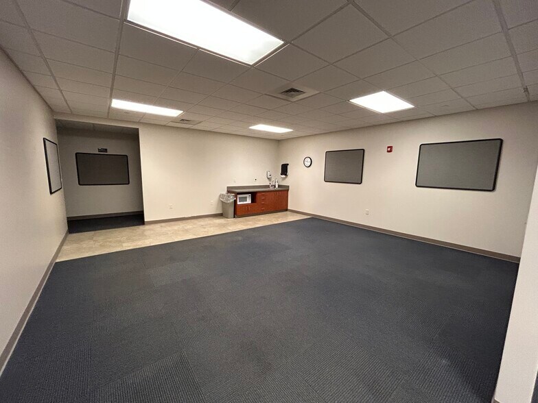 More Photos Of 3271 E Battlefield St, Springfield Office For Lease