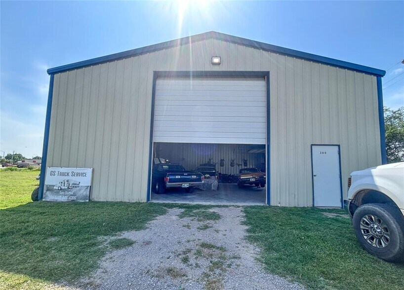 More Photos Of 300 N 14th St, Clinton Specialty For Sale