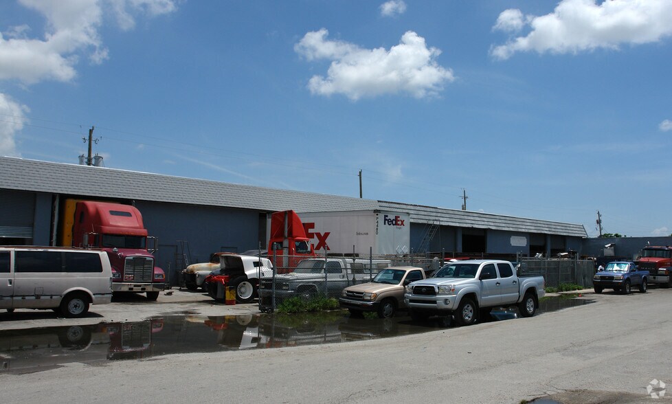 More Photos Of 5691-5683 Plunkett St, Hollywood Service For Lease