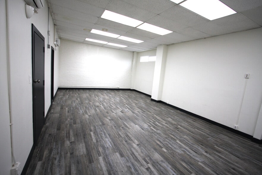 More Photos Of 160 W 33rd St, Los Angeles Warehouse For Lease