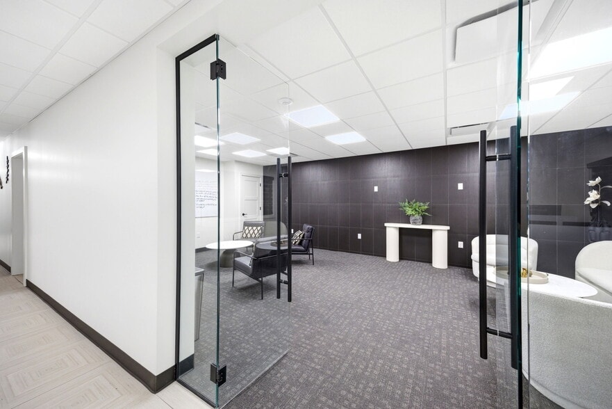 More Photos Of 326 SE Douglas St, Lees Summit Office For Sale