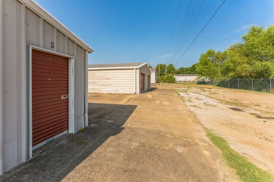 More Photos Of 675 N Jefferson St, Houston Self Storage For Sale
