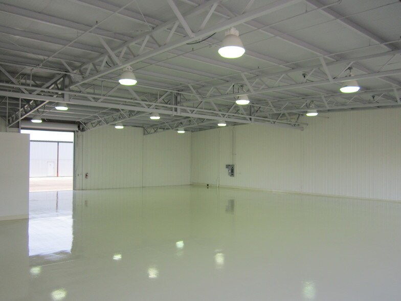 More Photos Of 6891 N Glen Harbor Blvd, Glendale Airplane Hangar For Sale