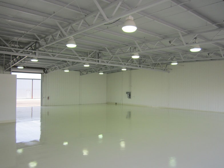 More Photos Of 6891 N Glen Harbor Blvd, Glendale Airplane Hangar For Sale