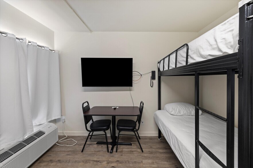 More Photos Of 720 W Lewis St, Pasco Hotel For Sale