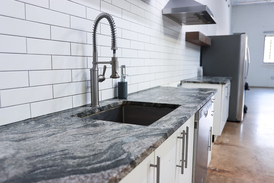 More Photos Of 2292 Vantage St, Dallas Flex For Lease