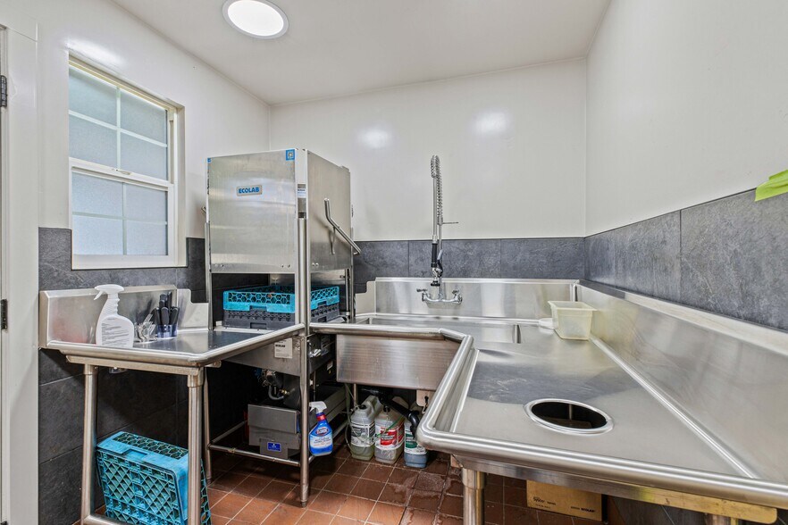More Photos Of 30048 Yosemite Blvd, La Grange Bar For Sale