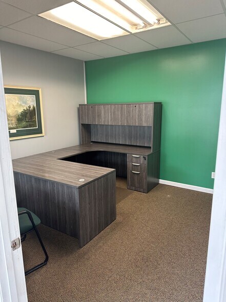 More Photos Of 403 E Wood St, Paris Office For Lease