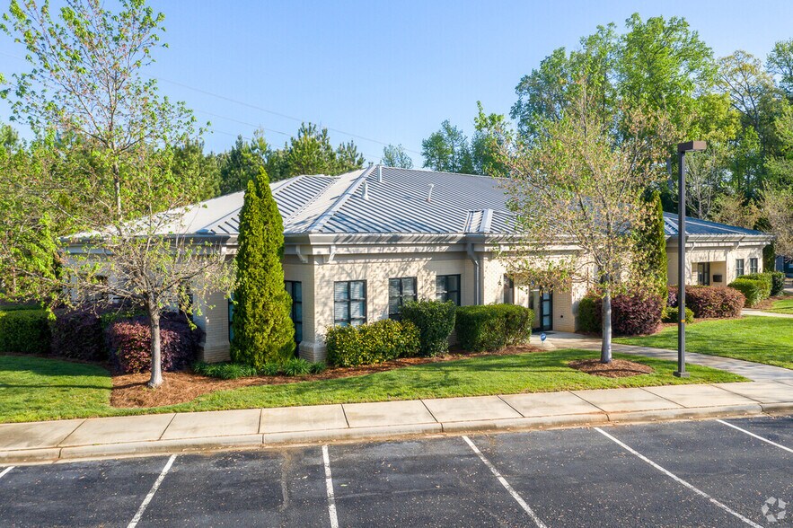 More Photos Of 9723 Northcross Center Ct, Huntersville Office For Lease