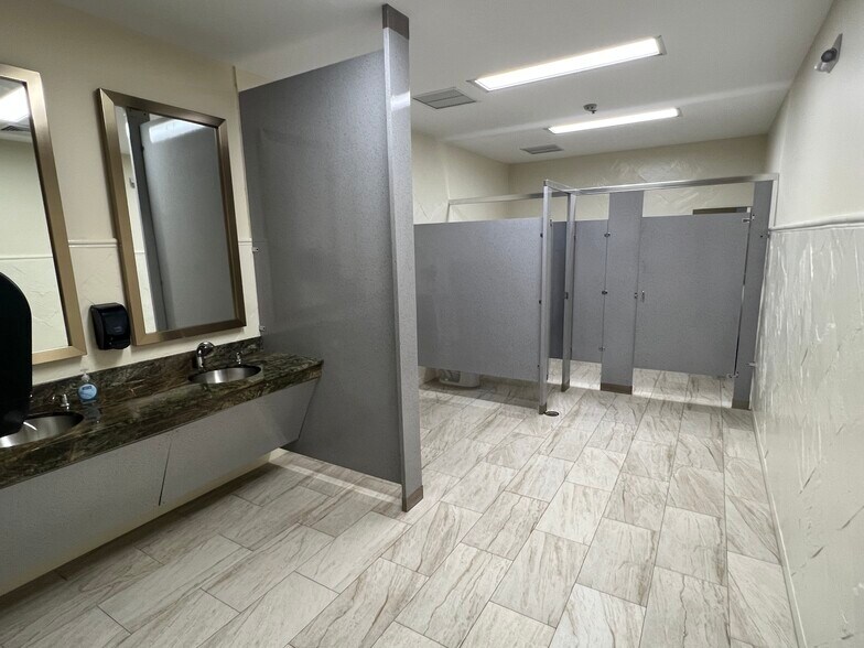 More Photos Of 10455 Riverside Dr, Palm Beach Gardens Flex For Lease