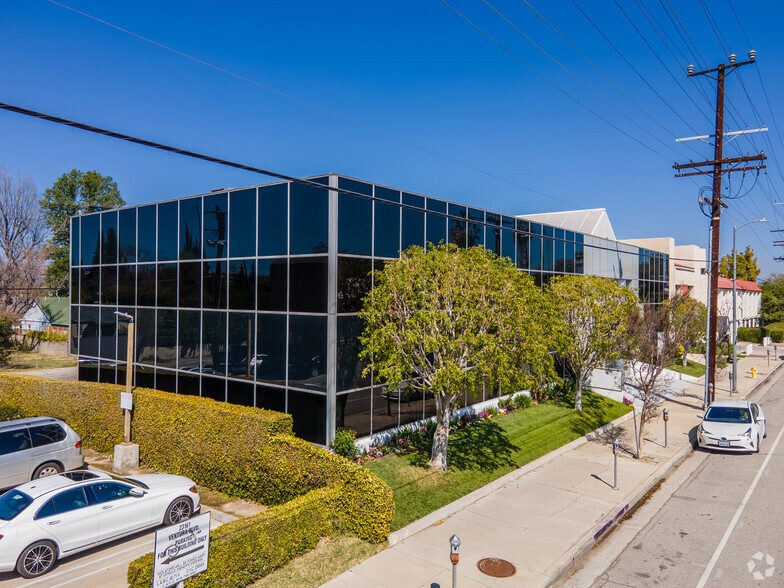 More Photos Of 23147 Ventura Blvd, Woodland Hills Office For Lease