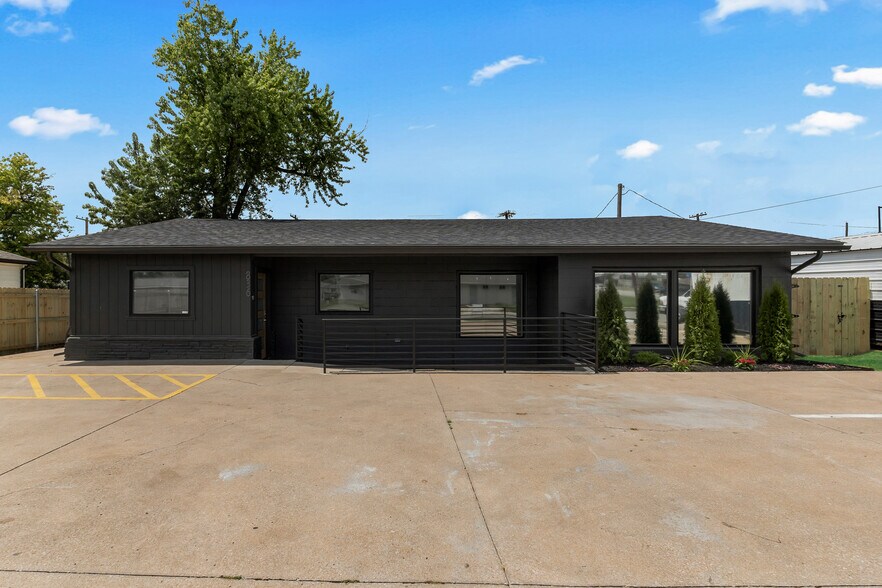 Primary Photo Of 836 N 1st St, Broken Arrow Coworking Space