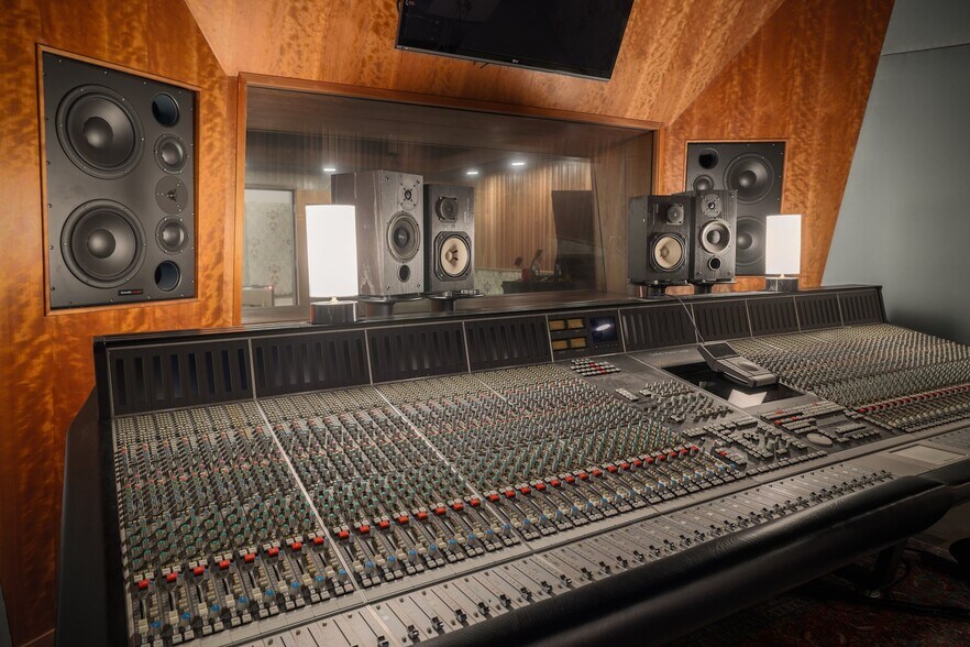 More Photos Of 2205 E 12th St, Austin Movie Radio TVStudio For Sale