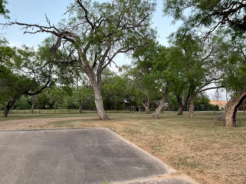 More Photos Of 1310 W Grand Ave, Yoakum Veterinarian Kennel For Sale