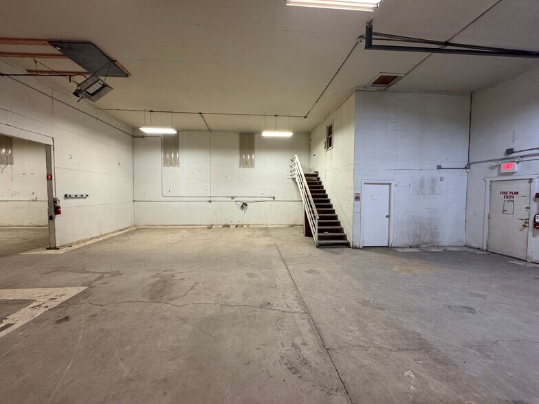 More Photos Of 815 Meridian St, Sault Sainte Marie Distribution For Sale