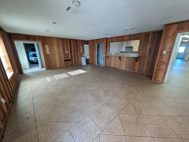 More Photos Of 6610 N State Highway 6, Waco Flex For Lease