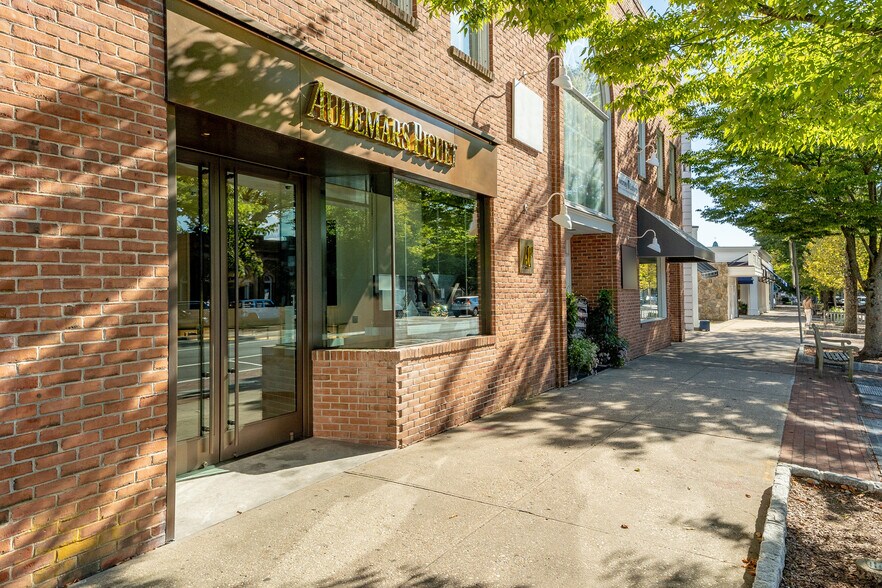 More Photos Of 20 Main St, East Hampton Storefront Retail Office For Lease