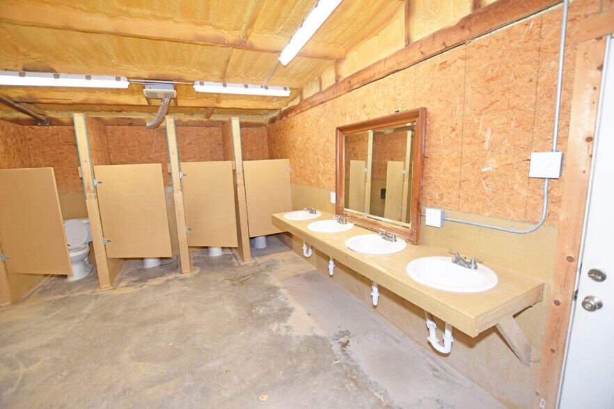 More Photos Of 305 E 57th St, Odessa Warehouse For Sale