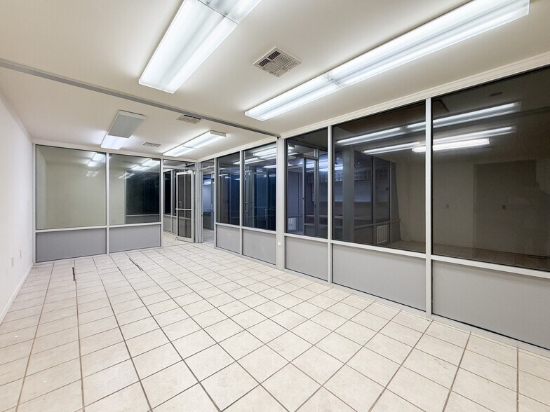 More Photos Of 1120 Lafayette St, Gretna Showroom For Lease