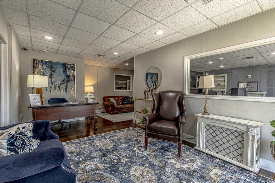 More Photos Of 4209 W waco Dr, Waco Office For Lease