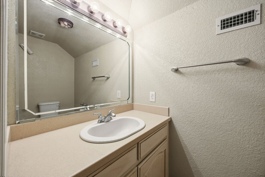 More Photos Of 401 Center Court Dr, Bridgeport Medical For Lease