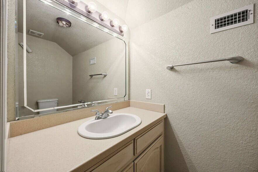 More Photos Of 401 Center Court Dr, Bridgeport Medical For Sale