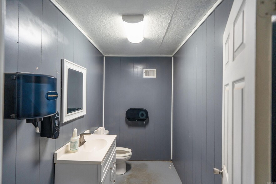 More Photos Of 119 Gemar, Pangburn Industrial For Sale