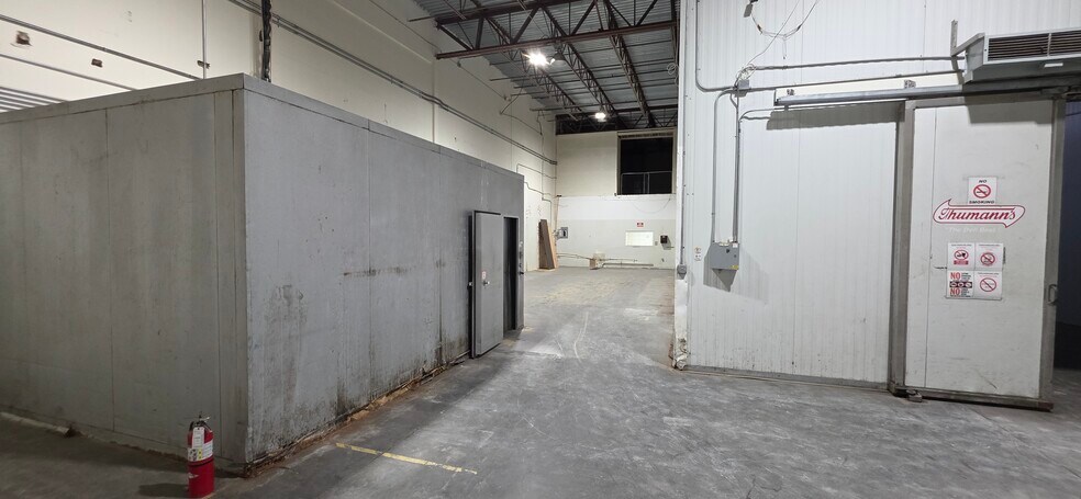 More Photos Of 7810 Kingspointe Pky, Orlando Warehouse For Lease