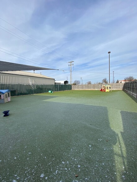 More Photos Of 703 Childs St, Wheaton Veterinarian Kennel For Lease